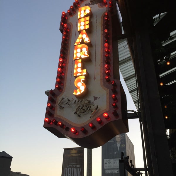 Foto tirada no(a) Pearl&#39;s Liquor Bar por Daisy P. em 6/25/2016