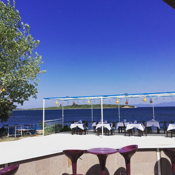 Снимок сделан в Delicia Restaurant &amp; Beach пользователем Eralp S. 6/13/2015