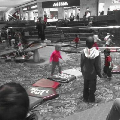 รูปภาพถ่ายที่ Lakeforest Mall โดย Bekim K. เมื่อ 10/13/2012