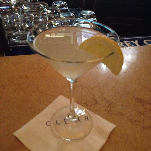 รูปภาพถ่ายที่ CLEAR Bar &amp; Lounge โดย Cleo M. เมื่อ 4/22/2013