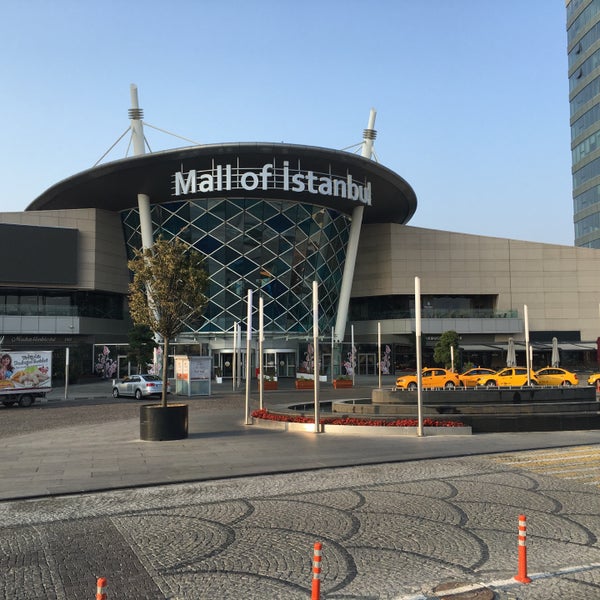 รูปภาพถ่ายที่ Mall of İstanbul โดย Ömer K. เมื่อ 8/8/2016