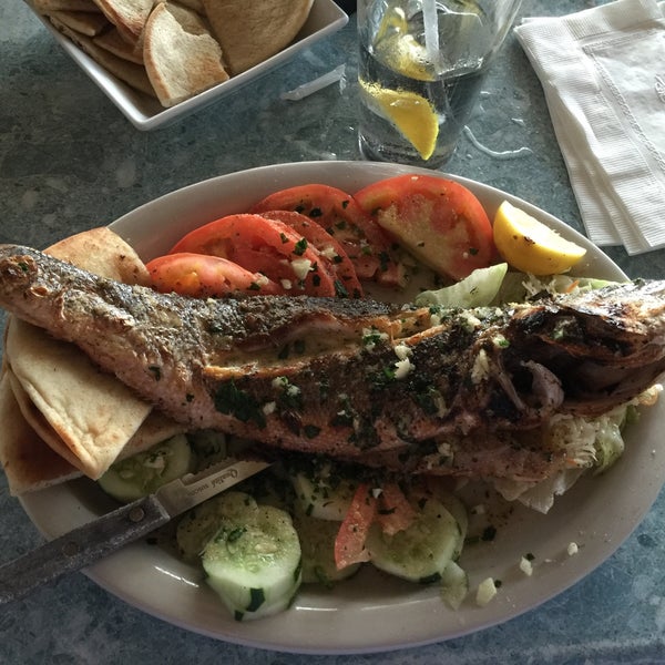 Foto tomada en Hellenic Snack Bar &amp; Restaurant  por Steve G. el 8/16/2015