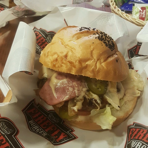 Foto tirada no(a) Firefly Burger por . .. em 2/20/2017