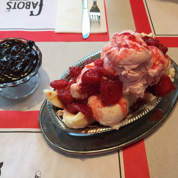 Foto scattata a Cabot&#39;s Ice Cream &amp; Restaurant da Sinan K. il 8/4/2015