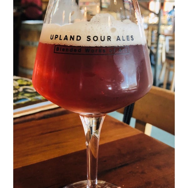 Das Foto wurde bei Upland Brewing Company Brew Pub von Kayla J. am 10/2/2019 aufgenommen