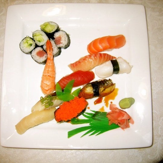 Снимок сделан в Hanabi Sushi Bar пользователем Luis A. 10/8/2012