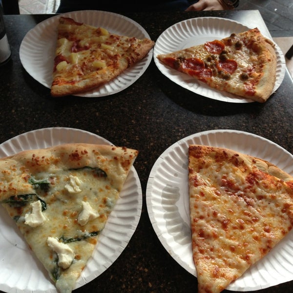 Снимок сделан в PO5 Pizza Lounge (Pizza on 5th) пользователем Angie W. 7/20/2013