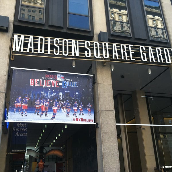 รูปภาพถ่ายที่ Madison Square Garden โดย Laura C. เมื่อ 5/12/2013