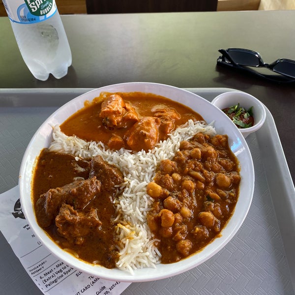 Foto scattata a Bombay&#39;s Indian Restaurant da Mike P. il 9/4/2020