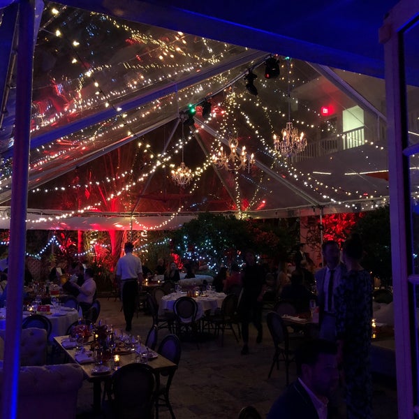 Foto tirada no(a) Villa Azur Restaurant and Lounge por Mike P. em 2/17/2018