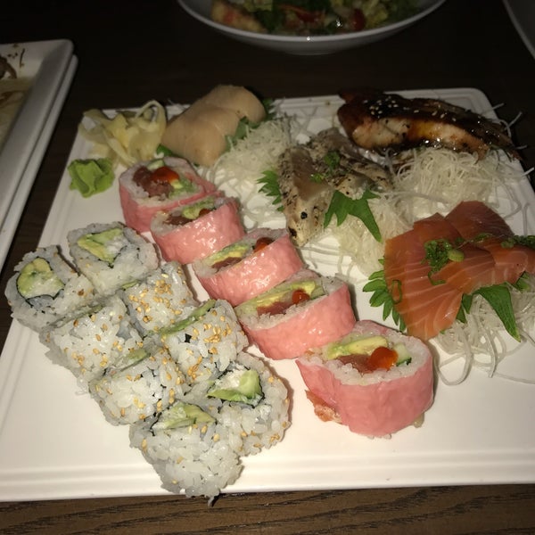 9/26/2017 tarihinde Mike P.ziyaretçi tarafından Blue Sushi Sake Grill'de çekilen fotoğraf