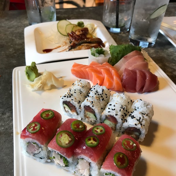 Снимок сделан в Blue Sushi Sake Grill пользователем Mike P. 6/7/2017