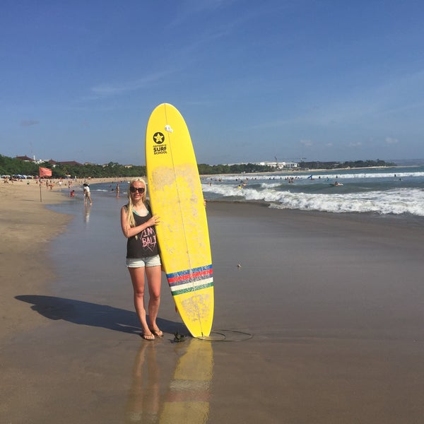 Foto diambil di Odysseys Surf School oleh Carolina S. pada 7/19/2015