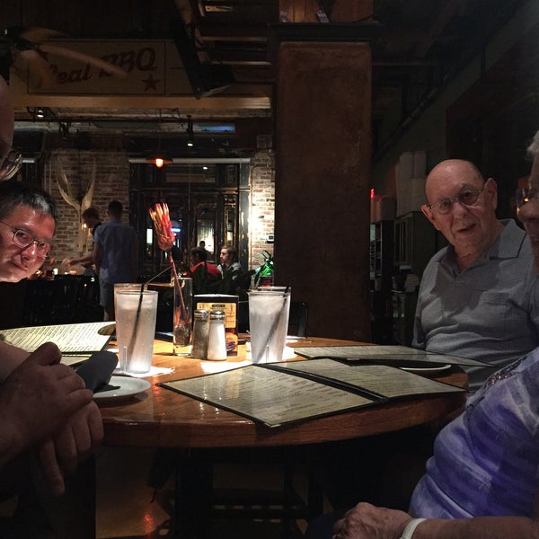 Foto tirada no(a) Bobby-Q&#39;s Restaurant por Christopher G. em 7/13/2017