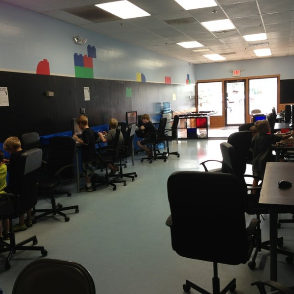 Photo taken at Build -N- Bots Academy by Martha T G. on 7/22/2013