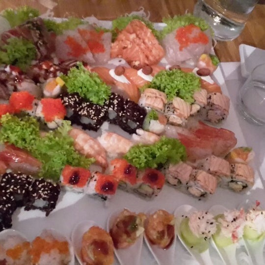 Foto tirada no(a) Bento Sushi Restaurant por Tomaso em 12/28/2014