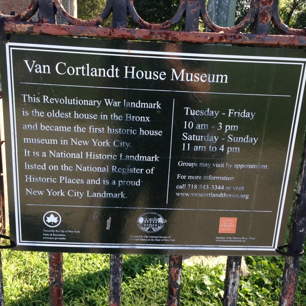 Foto tirada no(a) Van Cortlandt House Museum por Charley L. em 8/25/2013