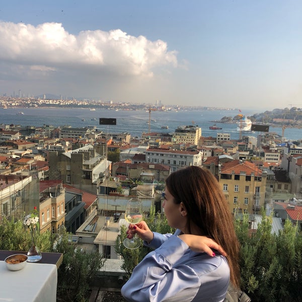 Photo taken at Georges Hotel Roof Terrace by Patiko I. on 10/29/2019