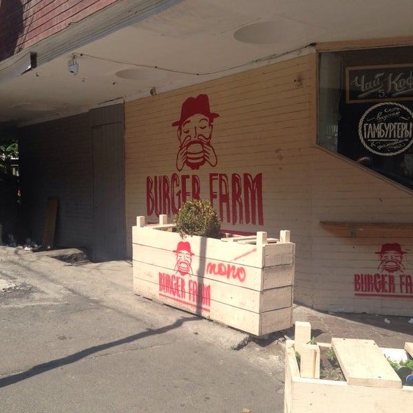 Foto tirada no(a) Burger Farm por Vitaliy Y. em 6/9/2014