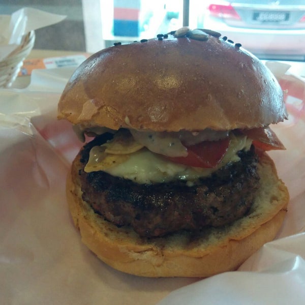 Foto diambil di Burger Junkyard oleh Wilfred T. pada 11/8/2014