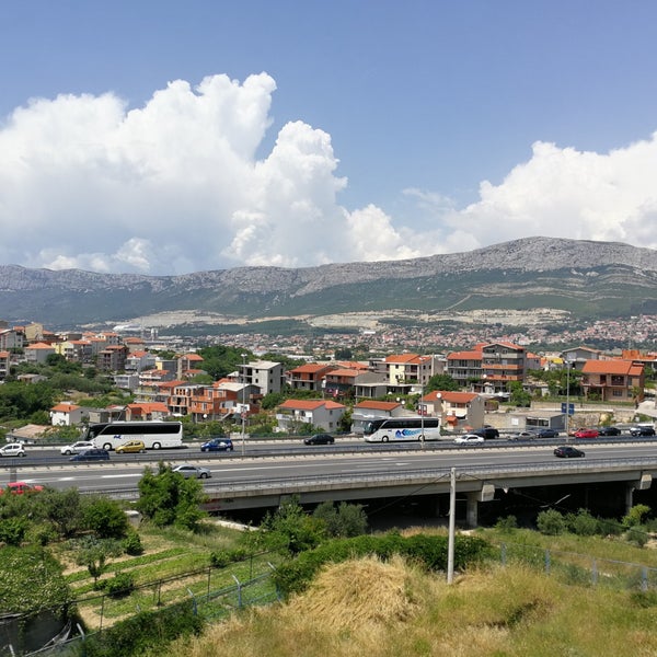 รูปภาพถ่ายที่ Mall of Split โดย Gábor N. เมื่อ 5/30/2018