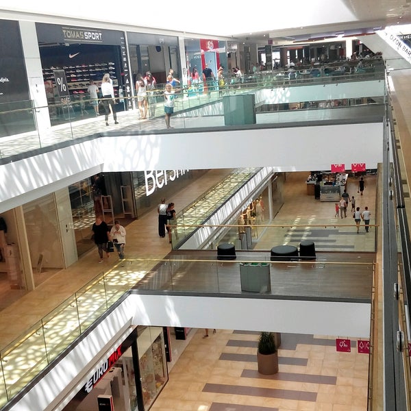 รูปภาพถ่ายที่ Mall of Split โดย Gábor N. เมื่อ 8/11/2016