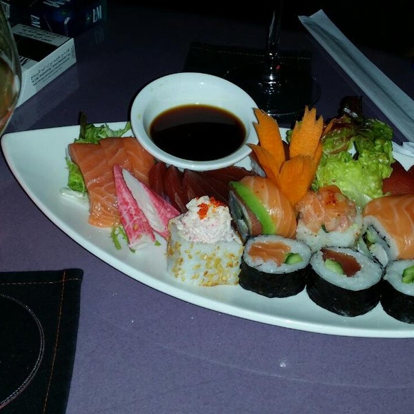 รูปภาพถ่ายที่ Sushi Brokers โดย Jamie-James L. เมื่อ 6/13/2014