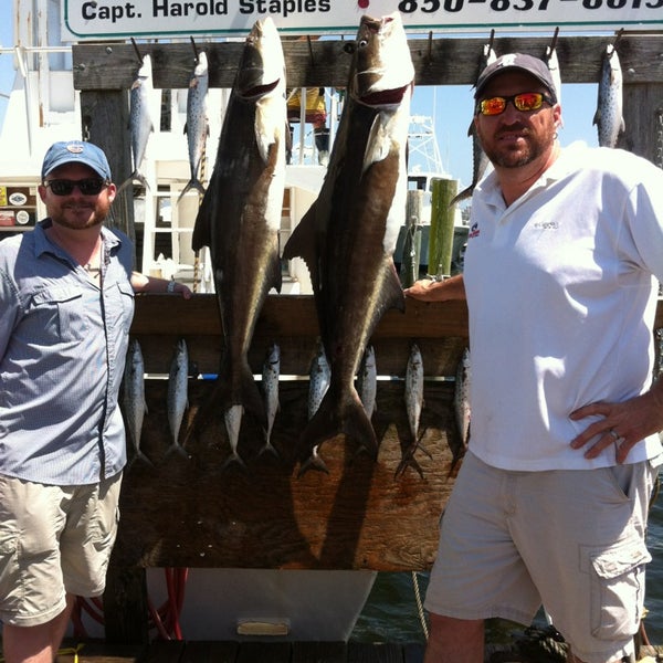 รูปภาพถ่ายที่ Destin Charter Fishing Service โดย Tina H. เมื่อ 4/10/2013