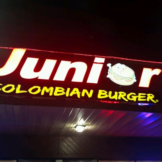 Снимок сделан в Junior Colombian Burger - South Trail Circle пользователем Oswald C. 11/5/2012
