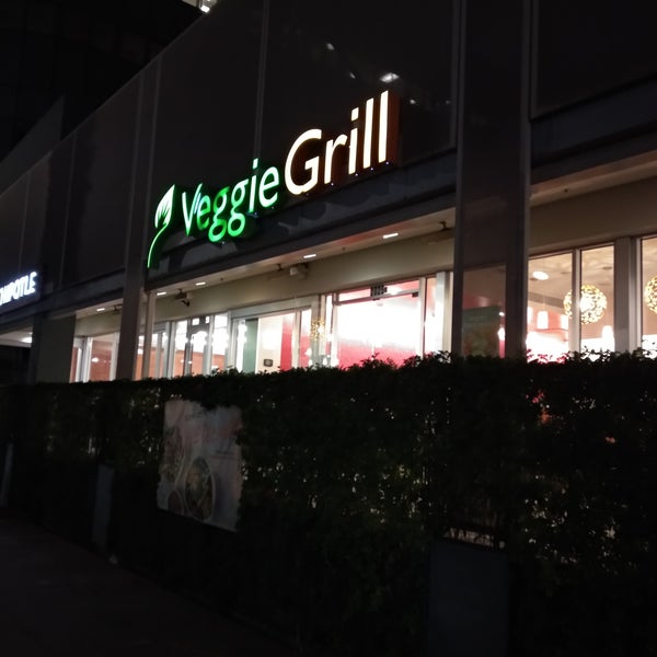 รูปภาพถ่ายที่ Veggie Grill โดย Abraham B. เมื่อ 6/22/2018