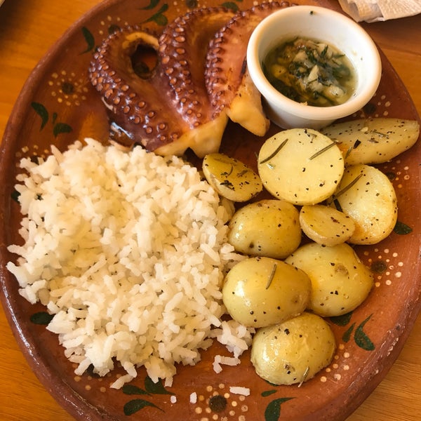 La comida es muy buena aunque las porciones no son tan grandes. Muy rico el sazón.