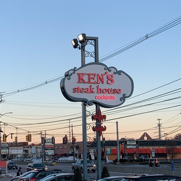 Foto tomada en Ken&#39;s Steak House  por Andrew B. el 11/23/2018