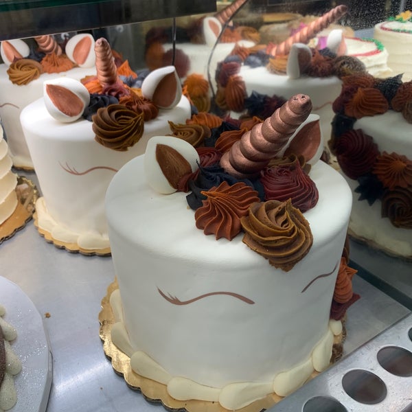 Foto diambil di Carlo&#39;s Bake Shop oleh Andrew B. pada 11/27/2019