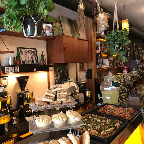 6/7/2017에 Andrew B.님이 Antique Bar &amp; Bakery에서 찍은 사진