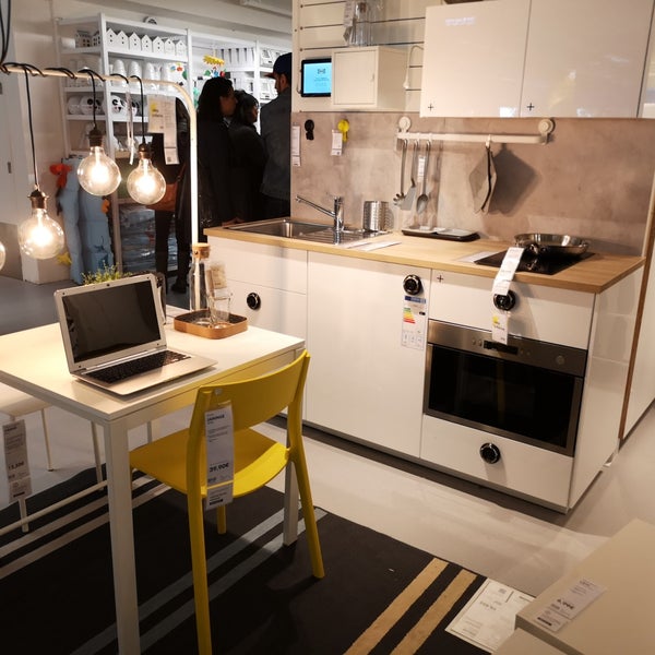 รูปภาพถ่ายที่ IKEA Paris Madeleine โดย Richard Y. เมื่อ 5/7/2019