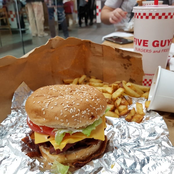 Photo taken at Five Guys by Richard Y. on 10/21/2017