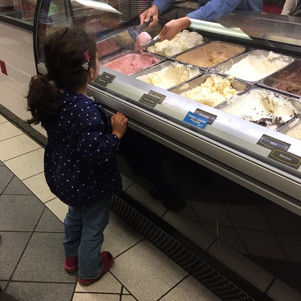 Cold Stone Creamery Ice Cream Parlor in Fresno