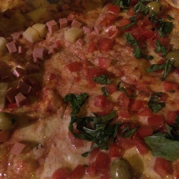 2/28/2015 tarihinde Isaac D.ziyaretçi tarafından La Pizzeria Argentina'de çekilen fotoğraf