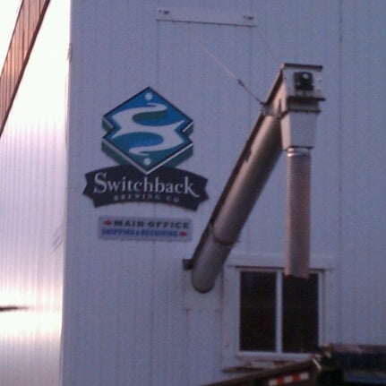 Foto tirada no(a) The Tap Room at Switchback Brewing Company por Dana P. em 11/24/2012