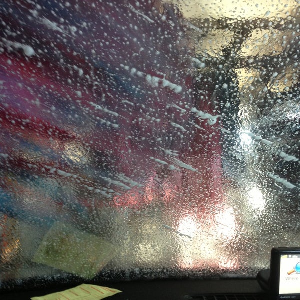 รูปภาพถ่ายที่ Madison Car Wash โดย Justine S. เมื่อ 1/4/2013