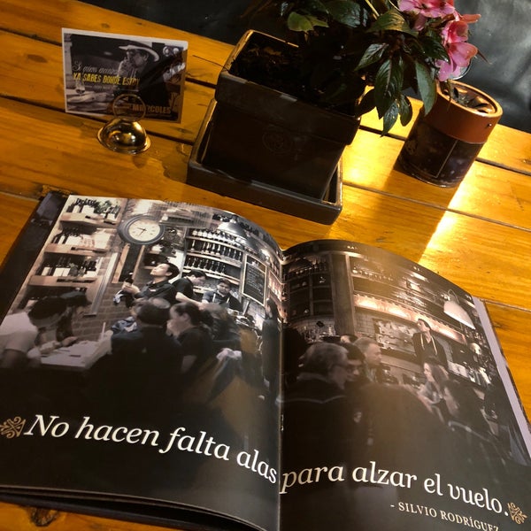 รูปภาพถ่ายที่ Café Bar 500 Noches San Cristóbal โดย Hector M. เมื่อ 9/25/2018