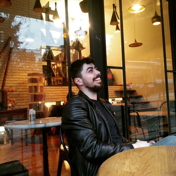 4/1/2018にMehmet Akif ÜnverdiがTasarım Bookshop Cafeで撮った写真
