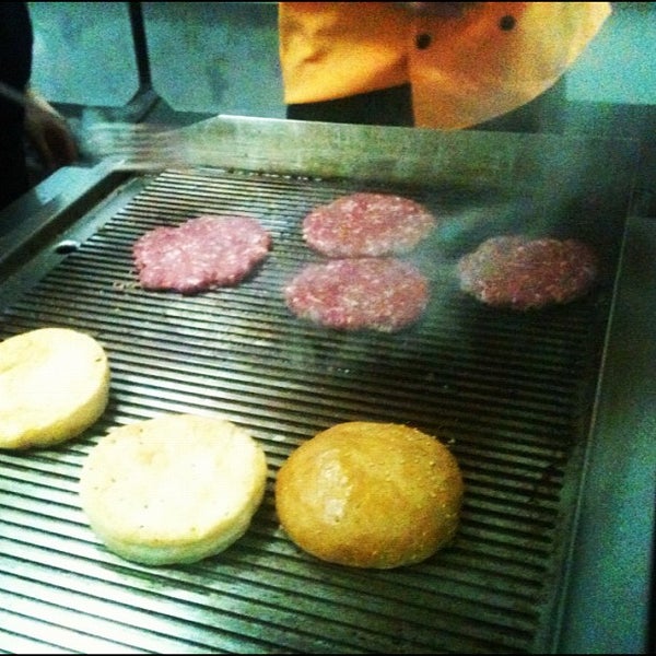 Foto scattata a The Burger da Vlad T. il 12/20/2012