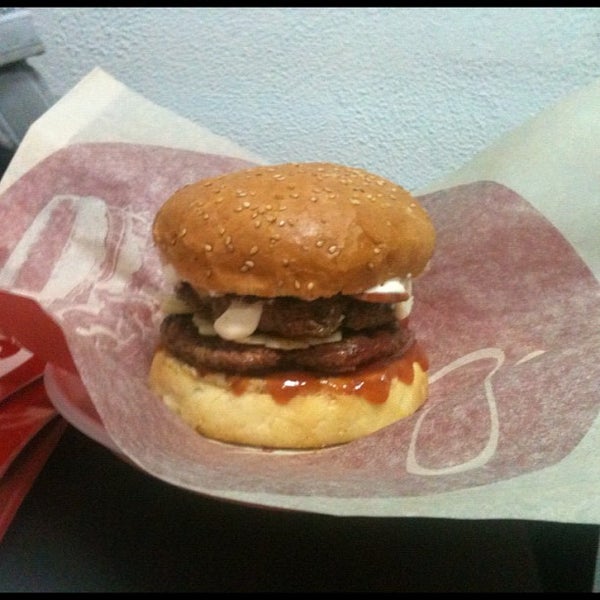 รูปภาพถ่ายที่ The Burger โดย Vlad T. เมื่อ 12/20/2012