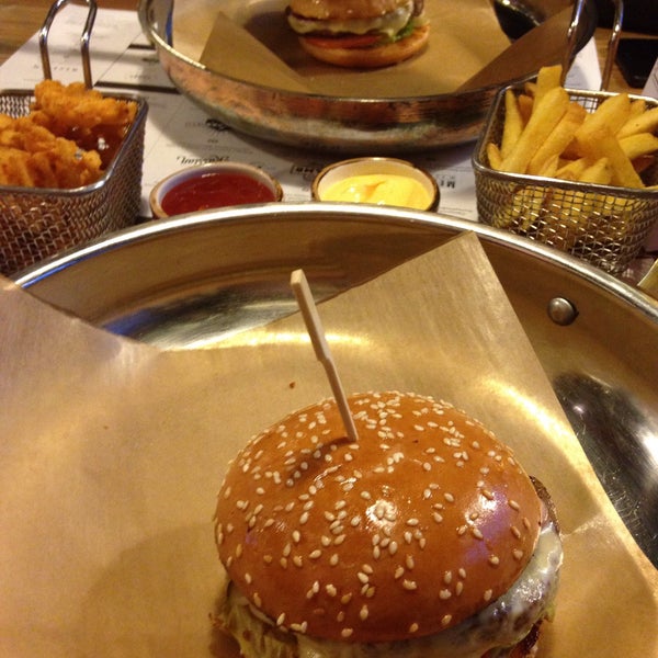 รูปภาพถ่ายที่ Ketch Up Burgers โดย Don C. เมื่อ 12/31/2014