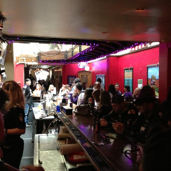2/3/2013 tarihinde Amit P.ziyaretçi tarafından Nobles Bar And Grill'de çekilen fotoğraf