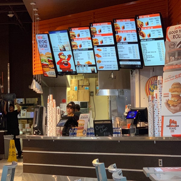 Foto tomada en A&amp;W Restaurant  por Abdullah A. el 8/19/2019