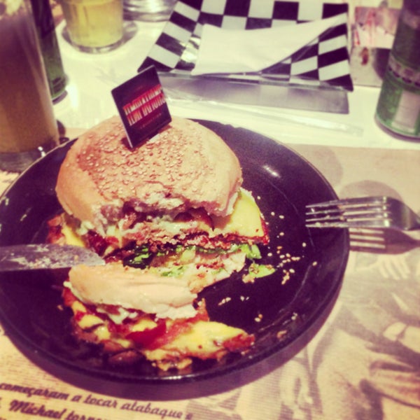 รูปภาพถ่ายที่ JukeBox Finest Burger โดย Bruno S. เมื่อ 5/12/2013