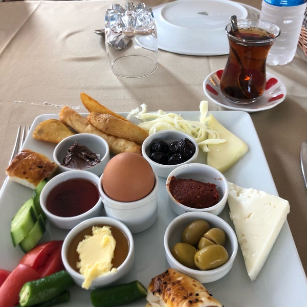 Foto diambil di Yeşiloğlu Restaurant oleh Bülent K. pada 7/27/2019