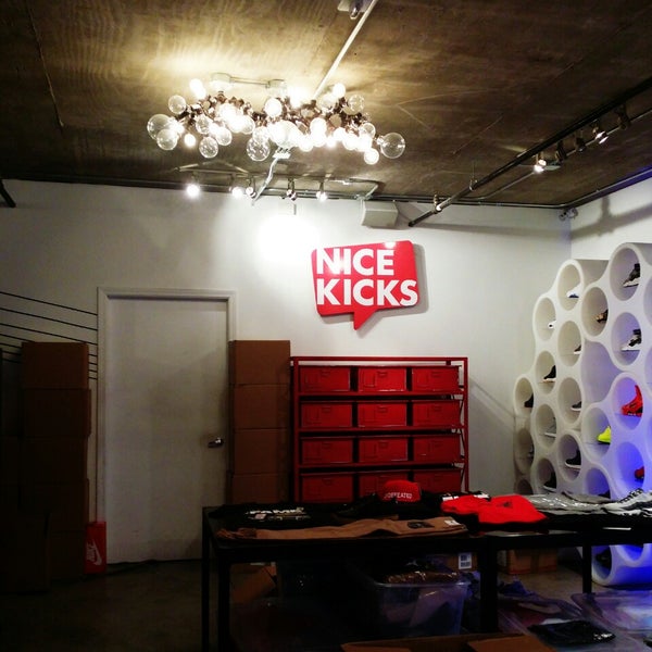 Foto diambil di Nice Kicks oleh Poppy pada 2/7/2015